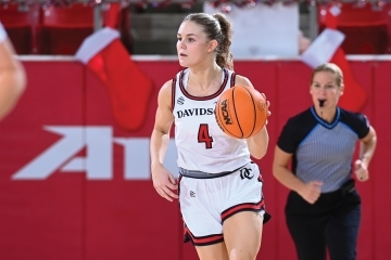 Issy Morgan ’25 playing basketball