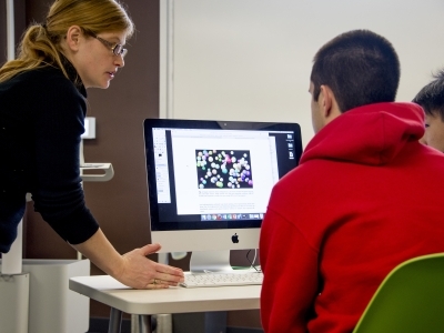 Prof. Tabitha Peck with students at computer