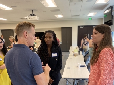 Students and experts talking during a sustainability office program