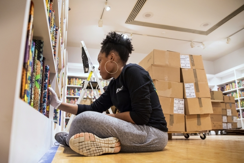 Student Gallery Intern Sets Up Books, Part of Yinka Shonibare's "American Library"