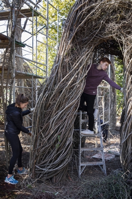 Patrick Dougherty Sculpture Volunteers Working