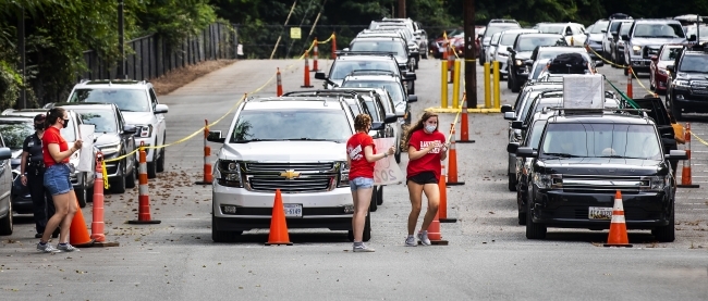 Car Line at Orientation During Pandemic with Orientation Leaders in Masks