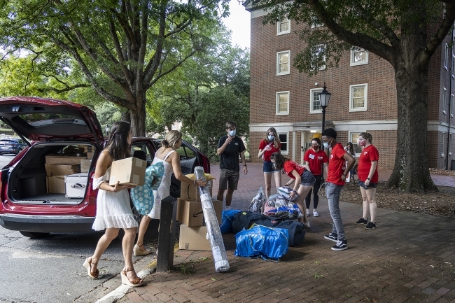 Students Moving in Carrying Boxes and Bags with help from Orientation Team members