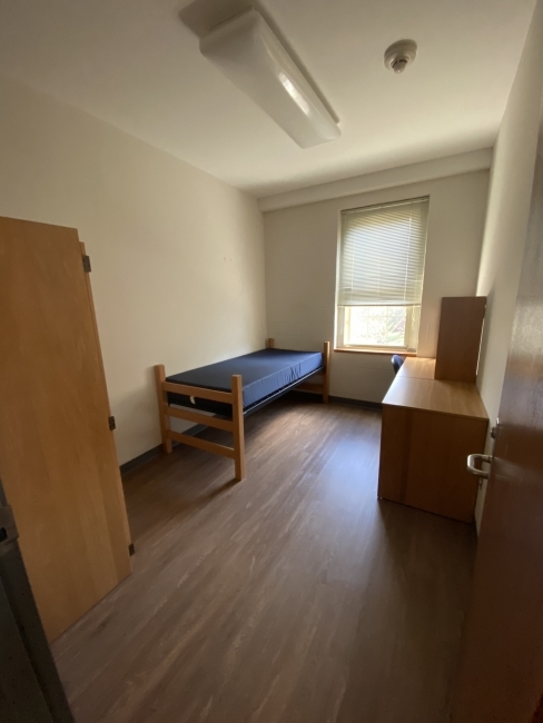 Tomlinson quad single dorm room 