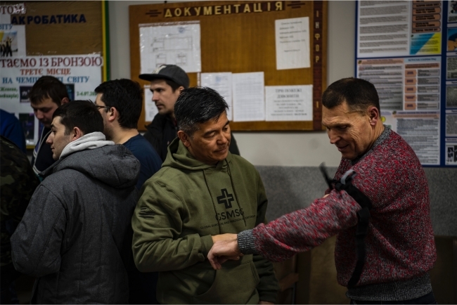 Robert Lim ‘91 Attending to Ukrainian Patient