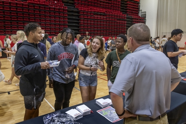 Students meeting with staff at 2022 Orientation Fair