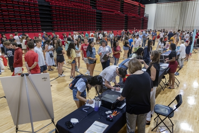 Students meet staff at Orientation Fair 2022