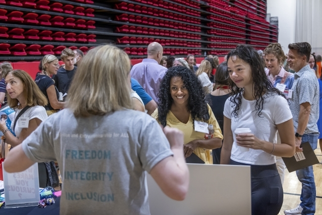 Students meet with staff at Orientation Fair 2022