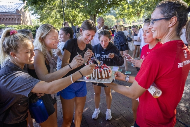 Students dig into cake at 2022 Cake Race