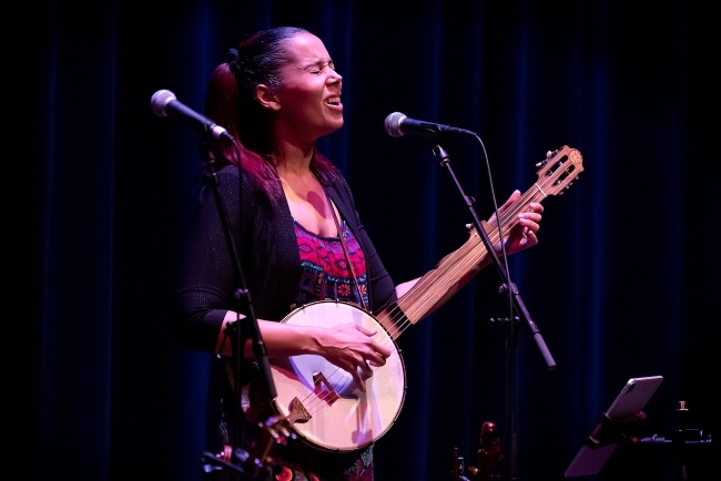 Rhiannon Giddens playing banjo