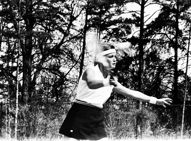 Emmy Knobloch playing tennis