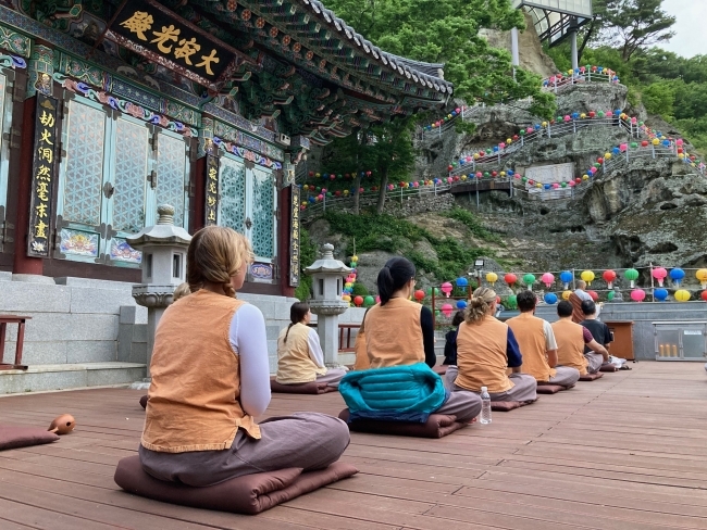 a group of students meditating at a Korean Buddhist temple