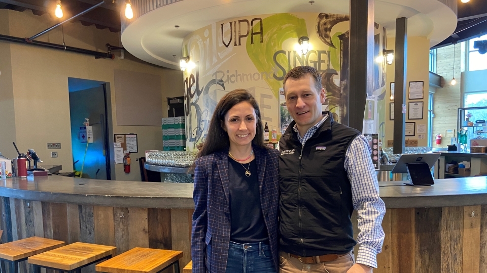 Eric McKay ’03 and Rebekah Rush McKay ’03 at Hardywood Park Craft Brewery