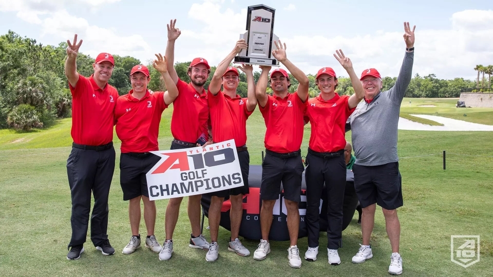 Photo of golf team and A10 championship trophy