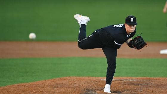 Nolan DeVos ’23 pitching in baseball game