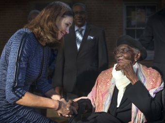 Carol Quillen shakes hands with Lula Bell Houston