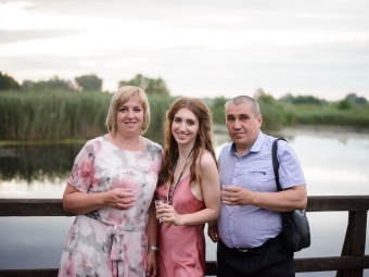 Valeriia Kruzhkova with her parents, Olena and Mykhailo