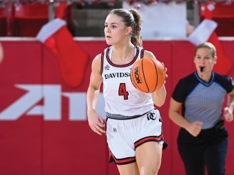 Issy Morgan ’25 playing basketball