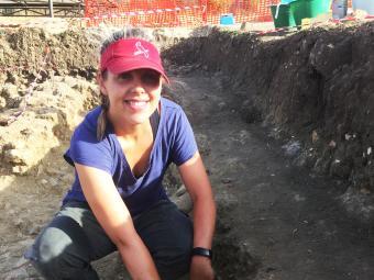 Prof. Annie Truetzel in the trenches at Contrada Agnese Project (CAP)